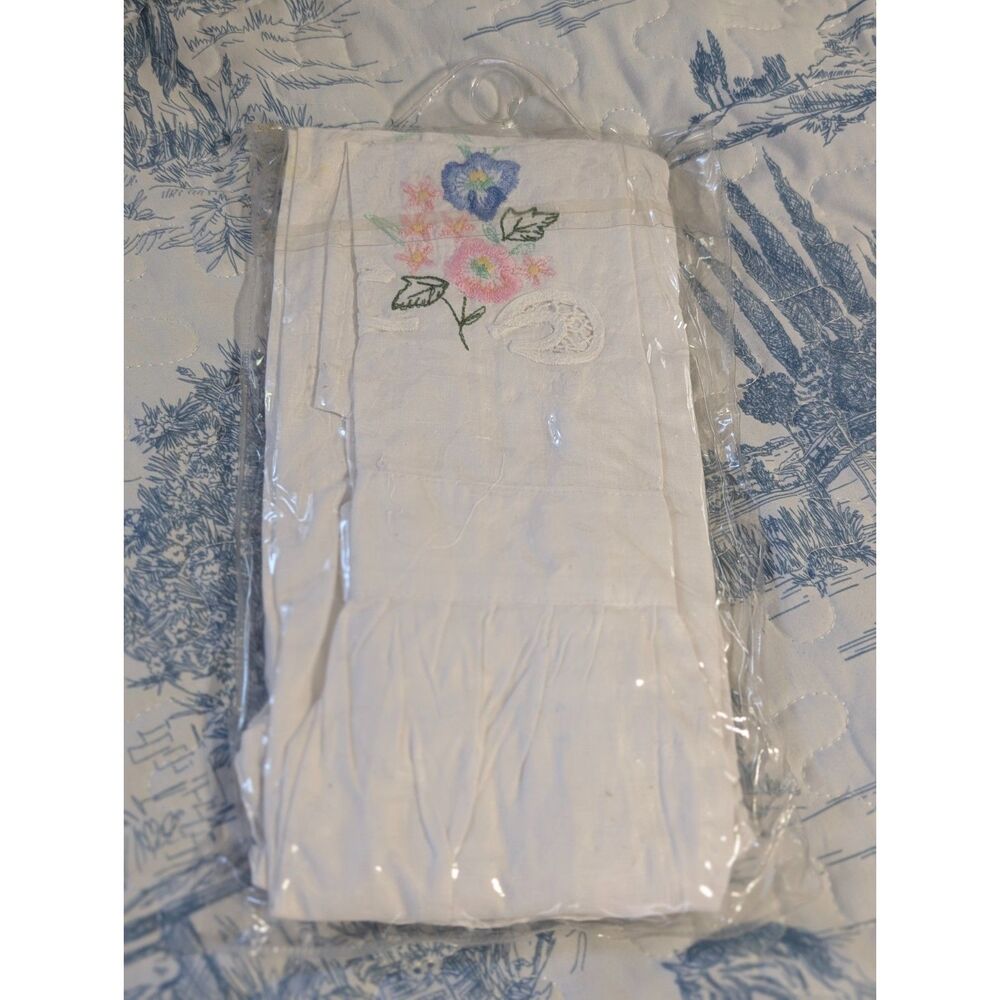 Vintage Embroidered Cottagecore Apron White Cotton Floral Ruffle New - Picture 4 of 9